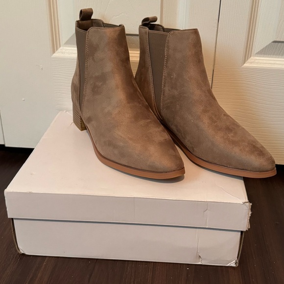 C&C California Rustic-S Taupe Women’s Chelsea Boot - Picture 1 of 3
